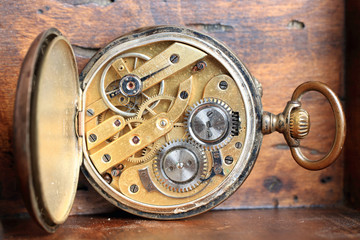 Taschenuhr, Rückseite aufgeklappt