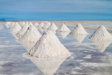Fotobehang Zoutheuvels - zoutwinningsgebied bij & 39 s werelds grootste zoutvlakte Salar de Uyuni, Bolivia © Matyas Rehak