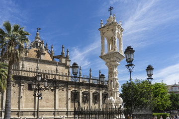 Fototapeta na wymiar vistas de la Sevilla monumental desde la plaza del Triunfo, Andalucía