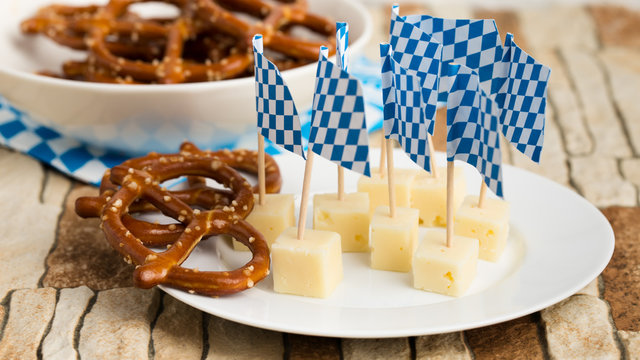 Salzbrezeln und Käse - Pretzels and cheese
