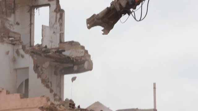 D&eacute;molition totale d'immeuble d'habitation &agrave; la pelleteuse
