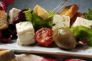 σαλάτα με φέτα και ελιές салат с сыром фета и оливками Salata cu feta si masline سلطة مع الفيتا والزيتون 