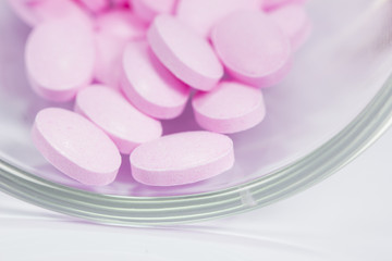 Obraz na płótnie Canvas The pink tablets isolated on white background