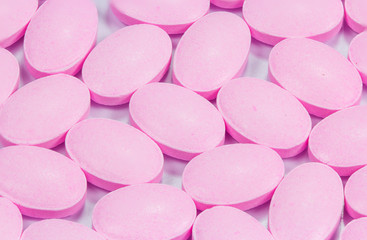 Obraz na płótnie Canvas The pink tablets isolated on white background