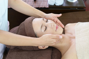 フェイシャルマッサージを受ける女性