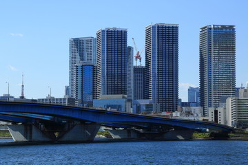 Obraz na płótnie Canvas 晴海大橋と高層マンション群
