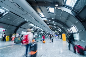 Photo sur Plexiglas Gare Personnes floues dans une passerelle futuriste