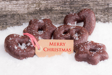 Lebkuchen mit Schild im Schnee drapiert