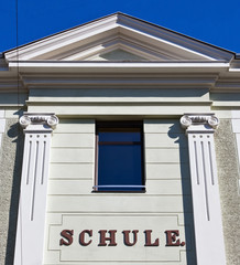 Schulgebäude, Vorderansicht