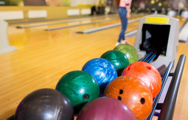 Fototapeta na wymiar balls on ball return system in bowling club