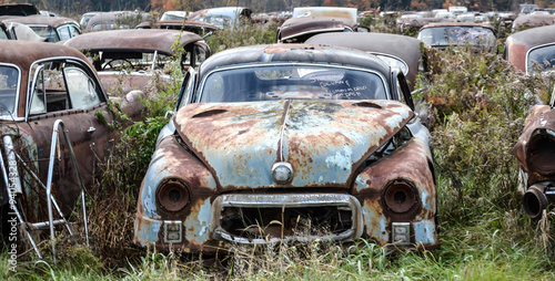 voiture américaine abandonnée dans une casse automobile" photo libre