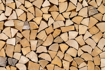 Imitierter Holzstapel aus kurzen Holzstücken 