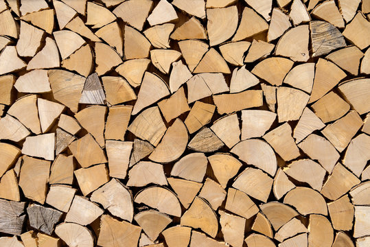 Imitierter Holzstapel aus kurzen Holzst&uuml;cken 