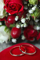 Wedding rings, gift box and flowers for the bride.