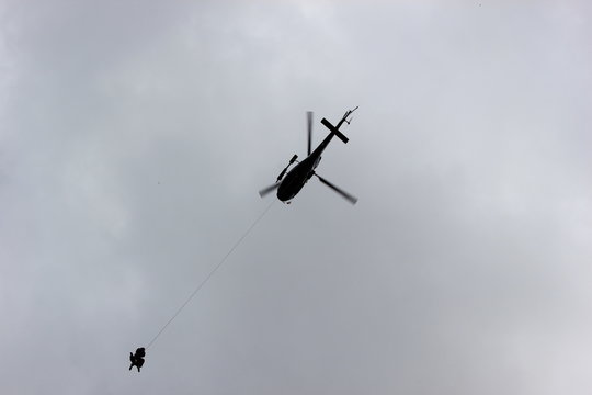 Hubschrauber rettet Personen mittels Seilbergung (Taubergung)