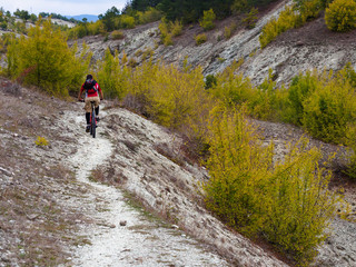 Fototapeta premium Mountain biker on a rocky singletrack