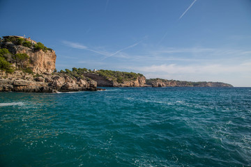 Fototapeta premium charismatische Steilküste mit Prachtwetter und türkisem Wasser
