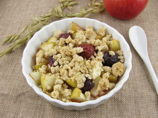 Apfel-Kirsch-Crumble mit Haferflocken