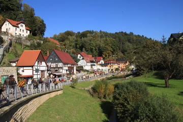 Fototapeta na wymiar Der Kurort Rathen in der Sächsischen Schweiz ist Ausgangspunkt vieler Wandertouren (hier Ortszentrum Niederrathen am Grünbach)
