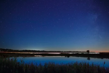 Papier Peint photo Lavable Nuit Les étoiles du ciel nocturne se reflètent dans la rivière. Les lumières fr