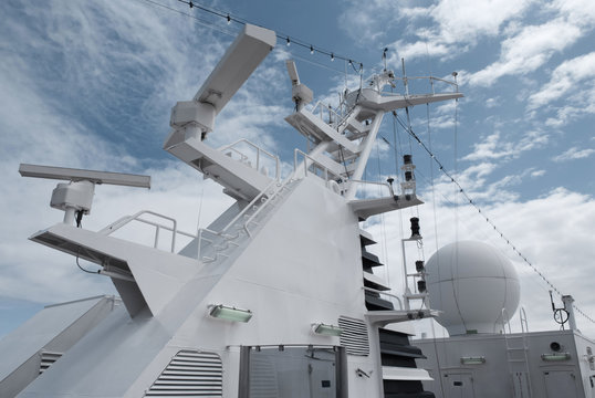 Satellite communication antenna 
