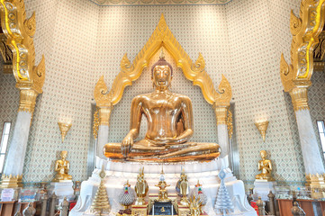 Naklejka premium Golden Buddha statue at Wat Traimit, Bangkok, Thailand