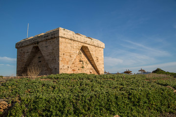 alte kleine Festung in mediterranem Terrain