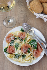 Pasta with spinach and ham