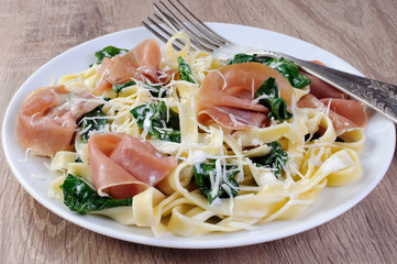Pasta with spinach and ham