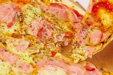 Obraz na płótnie Canvas pizza with ham and mushrooms