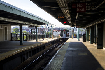 Obraz premium Subway leaving the empty platform in New York