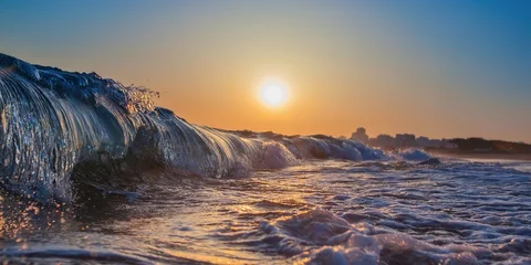 Photo sur Plexiglas Eau Gros plan d& 39 éclaboussure de vague magique, au coucher du soleil. Au Portugal, la région de l& 39 Algarve.