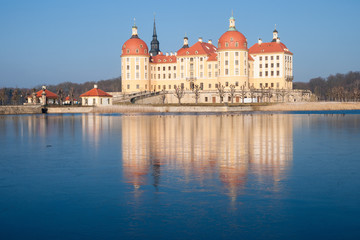 Fototapeta na wymiar Schloss Moritzburg an einem klaren Wintertag
