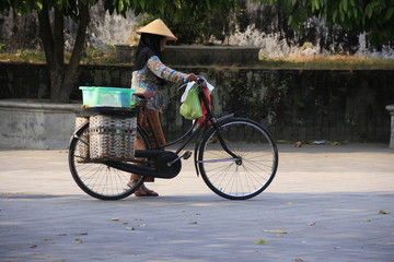 Fototapeta na wymiar cycliste à Yogyakarta
