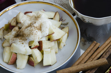 Apples with yougurt and cinnamon