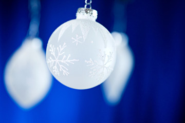 Fototapeta premium Christmas: White Frosty Ornaments On Blue Background