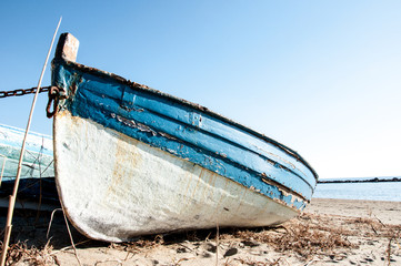 barca sulla spiaggia 