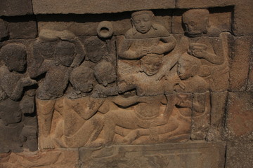 perconnages sur un bas-relief de Borobudur