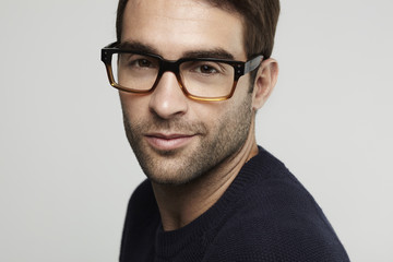 Obraz premium Portrait of man in glasses in portrait