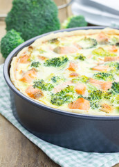 Quiche with salmon, cheese and broccoli