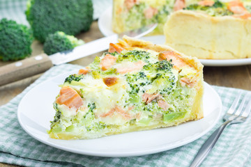 Quiche with salmon, cheese and broccoli