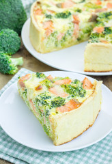 Quiche with salmon, cheese and broccoli