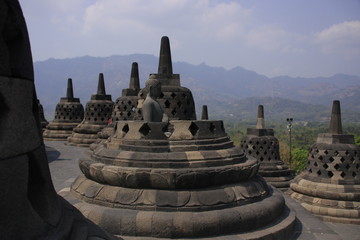 alignement de stupas &agrave; Borobudur
