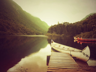 photo vintage d'un lac avec canoë au canada