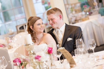Hochzeitspaar im Festsaal