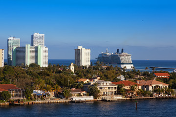 Obraz premium Cruise Ship out to Sea