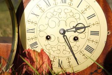 Старинные часы и осеннее листья
