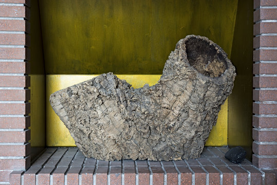 chimenea decorada con un tronco antiguo