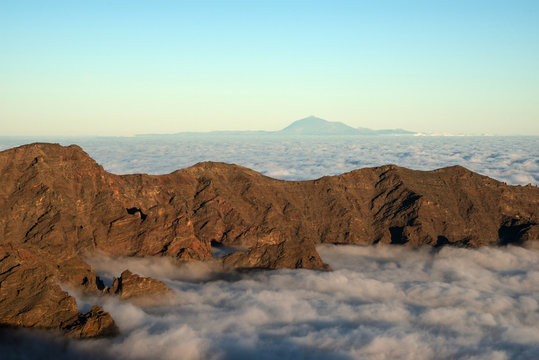 Auf dem Gipfel des Roque de los Muchachos auf La Palma, Kanaren mit Blick auf Teide-Teneriffa © travelguide
