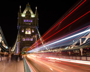 Fototapeta na wymiar Auf der Tower Bridge bei Nacht